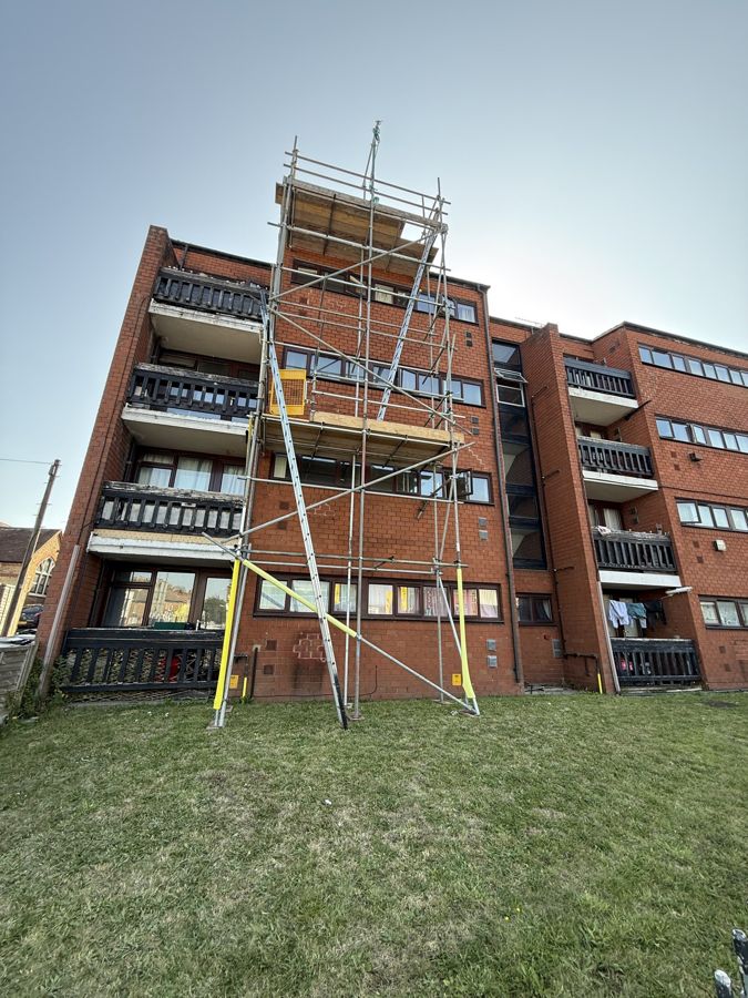 Scaffold on block of flats